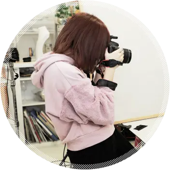 商材の魅力を伝える写真撮影:社内スタジオでの撮影風景